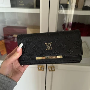 Plånbok  - Jättefin plånbok men har tyvärr bara blivit liggandes, så helt ny aldrig använd.