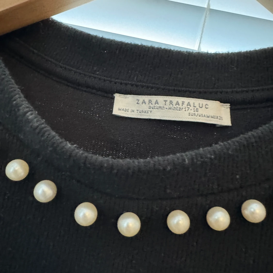 Svart t-shirt med pärlor  - 90