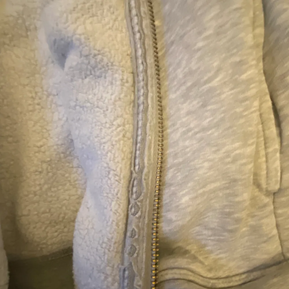 Jag säljer min sail racing zip hoodie som jag använt. Jag säljer den då den är för liten för mig. Det finns en fläck på ena axeln ( bild 2) och på insidan vid tragkedjan är tyget håligt (bild 3), det är inget som syns eller påverkar tröjans funktion. Hoodies.