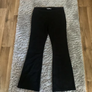 Utsvängda byxor  - Fina svarta tyg byxor som svänger ut nere i benen. Använt 4 gånger. Har inga bilder på och kan tyvärr ej lösa då dom är för små. 