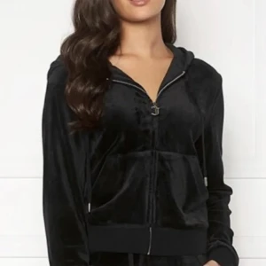 Juicy couture - Säljer min svarta juicy dress, använd någon gång. Byxan storlek xxs, och koftan storlek xs. Säljer dressen för 1000 kr. 