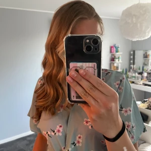 Tyvärr är denna söta byxdressen lite för liten, den har en liten sak som håller ihop så man inte visar för mycket - Använd en gång så i nyskick 