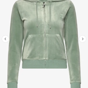 Grön juicy kofta - Koftan är knappt använd. Jag har den i storlek L men den passar även S och M då koftan är kort i storlek. Den har inga fläckar osv och är väldigt skön! Säljer då jag ej använder. Köpt på raglady för 1250kr Pris kan diskuteras.