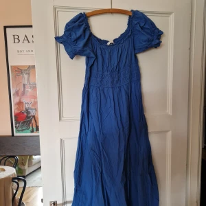 Blå sommarklänning 💙 - Blå sommarklänning från H&M! Kan bäras off shoulder! Otroligt fin och bekväm på, säljer endast för jag behöver rensa