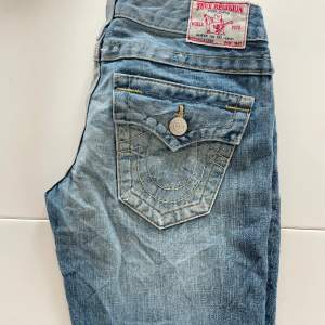 Svinsnygga True Religion jeans, med coola detaljer både fram och bak på fickorna. De är utsvängda och lågmidjade. Skriv vid fler frågor❣️priset plus frakt gäller och skriv gärna innan du trycker på ”köp nu”💋