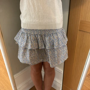 Blå o o gul kjol - Storlek xs blå o vit kjol me blommor