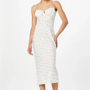 Gina klänning satin  - Inköpt förra sommaren , i satin material . Storlek s , super fin och elegant klänning med smala band och en fin urringning.  Helt slutsåld 💕