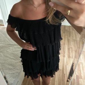 Volangklänning  - Suuuper snygg volangklänning från ONLY🖤🖤 går att ha som off shoulder eller vanligt