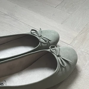 Ballerinaskor  - Säljer supergulliga ballerinaskor då de var lite för stora för mig. Två små fläckar inuti en sko men annars väldigt bra skick😇🌸