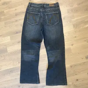 Bootcut jeans. Midjemått tvärsöver är 40 cm och innerbenslängd är 74 cm.