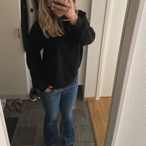 Low waist flare jeans - Flare jeans från H&M i storlek 28 Midja: 69cm Längd: 81cm Lågmidjade