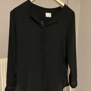 Svart blus - Nytt skick