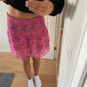 Kjol - Säljer denna super somriga kjolen från bikbok! Knappt använd och ser helt ny ut, går att använda som topp också🫶🏻 hör av er vid funderingar