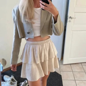 Kavaj zara - Säljer denna blazer eller kavaj från zara i lite linneaktigt material💗 endast använd en gpng! Nyskick! Köpt för 900kr