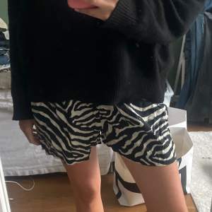 Zebra shorts! Jättesnygga och så sköna😍 Den är dessvärre lite skrynklig då den legat nerpackas men det är bara att stryka dem! De är stretchiga vid midjan så passar nog flera storlekar!