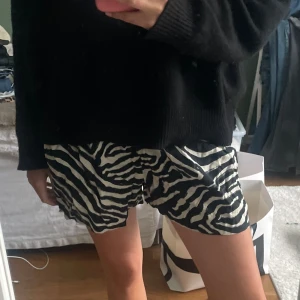 Zebra shorts - Zebra shorts! Jättesnygga och så sköna😍 Den är dessvärre lite skrynklig då den legat nerpackas men det är bara att stryka dem! De är stretchiga vid midjan så passar nog flera storlekar!