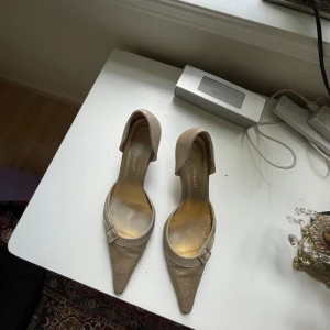 Klackskor L.k. Bennett  - Min mammas fina klackar som hon köpte i london i början av 2000s. Passar till varje occasion och påminner sjukt mycket om sex and the city💗💫👛🌷🥂🥂🌷