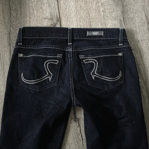 Lågmidjade jeans - Assnygga lågmidjade raka jeans från Rock & Republic! Köpte dem från Sellpy men dessvärre är de alldeles för långa på mig. Innerbenslängden är ca 90 cm, och midjemåttet är 38 cm! Hör av dig för frågor etc.💞Kan tänka mig att gå ner LITE i pris.🩷