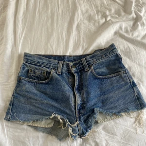 Snygga korta Levi’s shorts  - Jag säljer korta snygga Levi’s shorts. De har blivit lite små för mig och därför säljer jag dem. De är väl använda och därför de låga priset för Levi’s shorts. Kom privat vid funderingar 🩷🩷