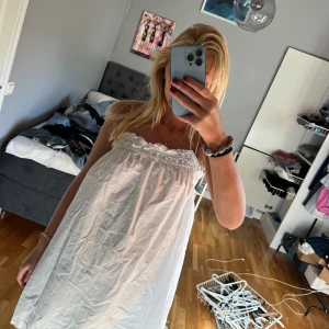 Klänning vit HM - Säljer denna så söta vita klänning från h&m❣️