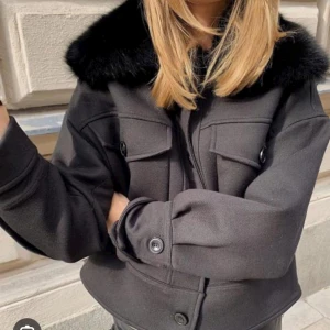 Meotine - Hej! Jag söker dem här färgerna på jacka för prislappen runt 1700 kr. Hör av er om nån e intresserad❤️