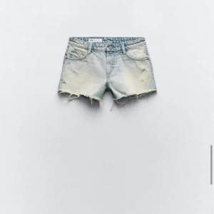 Zara shorts - Slutsålda zara shorts. Har klippt av lite av fransarna då de såg dåligt ut och var alldeles för mycke men längden är den samma förutom fransarna💕 helt oanvända, nypris 329kr. Skriv för frågor💕