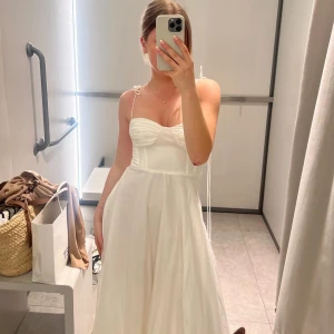 Populär Zara klänning - Säljer denna slutsålda klänning i xs. Passar mig som brukar ha xs-s🤍 prislapp kvar