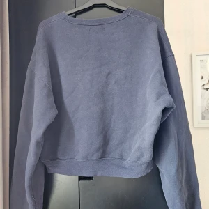 Marinblå collagetröja - En marinblå collage tröja från Bik Bok i storlek xs. Den är i gott skick. 74% bomull 26% polyester