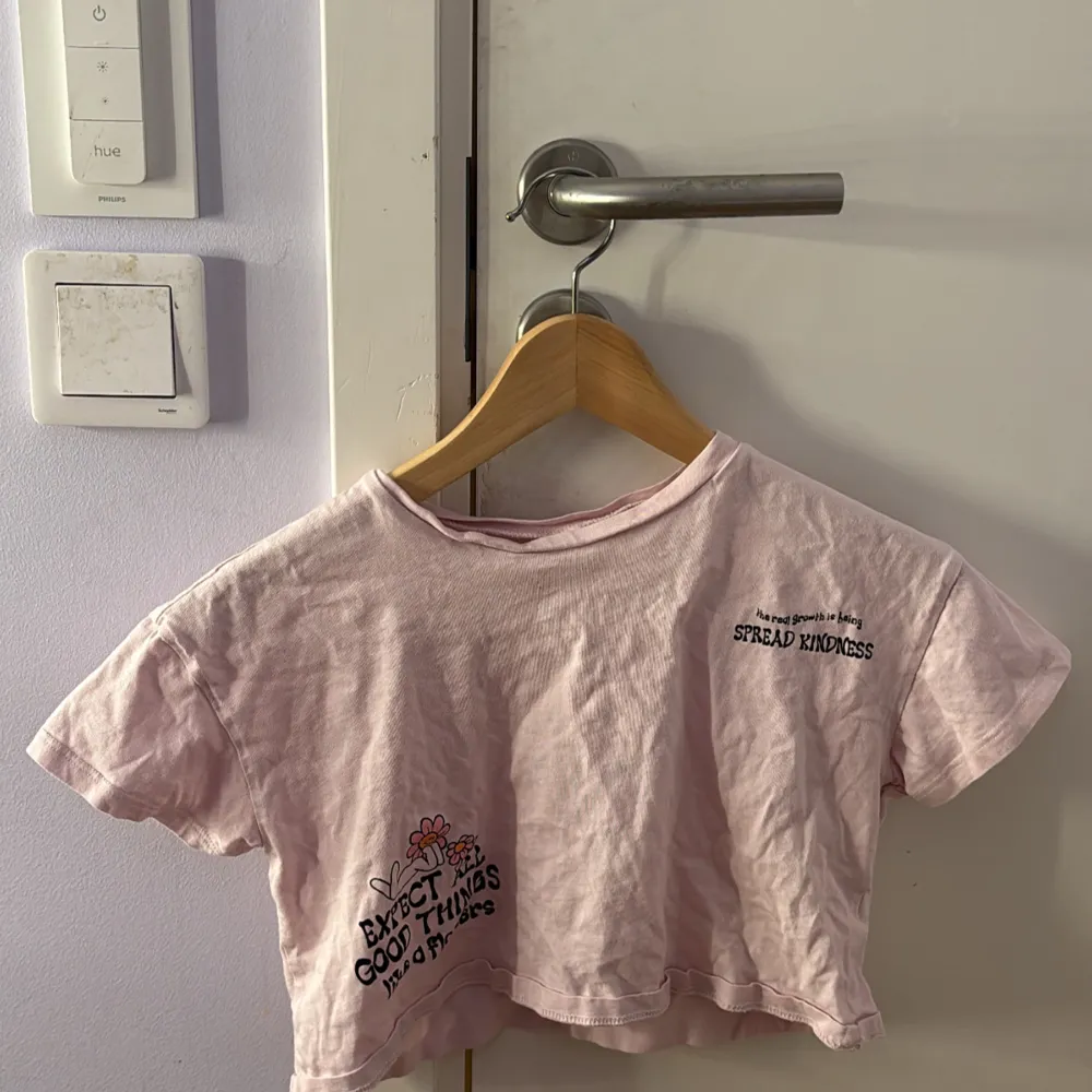 Denna tröja användes knappast. Den är normal i storleken. Och som sagt är det en magtröja vilket betyder att man antagligen kommer visa magen. Det står fina saker på tröjan 💗. T-shirts.