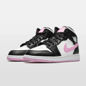 Jättesöta rosa Nike Jordans - Välanvända, jättesöta nikeskor 🌸 Köpta på plick för 1000 kr, kommer tyvärr inte till användning längre! Använt skick, därav priset 🩷