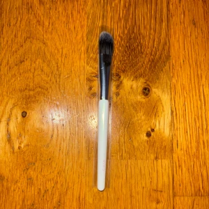 Caia Cosmetics sminkborste Flat concealer brush ny - Helt ny aldrig använd limited edition design!  F11