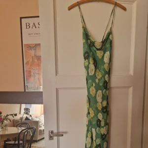 Adoore Vienna Dress 💚 - Adoore Vienna klänning -  storlek 38 som är slutsåld i butik. Använd ett fåtal gånger. Perfekt till bröllop eller sommarfirande! ✨️ Möts upp i Sundbyberg eller så kan den skickas, frakt ingår. 