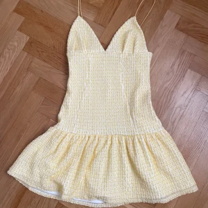 Asos gul klänning - Jättefin gullig klänning köpt från Asos, endast använd 1 gång. Så snyggt till semestern eller hemma på sommarn👌🏼Sista bilden är lånad!