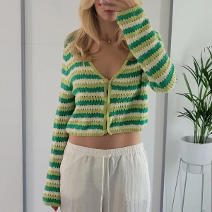 Grön stickad kofta från Zara - Säljer min stickade kofta från Zara som trendade för inte så länge sedan. Går i gröna nyanser och varmt vitt.  Hör av dig om du har frågor!