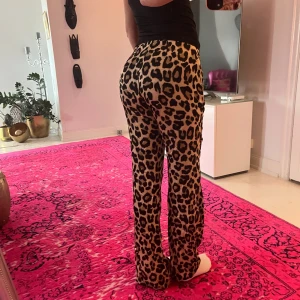 Leopardmönstrade byxor Zara - Byxor från Zara i S 