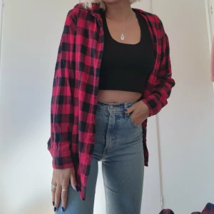 Skjorta - Jätte fin svar och röd skjorta i storlek small. Sitter sådär snyggt oversize på