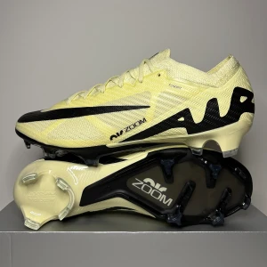 Nike fotbollsskor - Nike Air Zoom Mercurial Vapor 15 Elite 😍 Helt nya med originallådan och skopåse som ingår! Populäraste fotbollsskorna på marknaden, lättviktig och otrolig touch på bollen! Hör av dig vid minsta lilla fundering 🙌