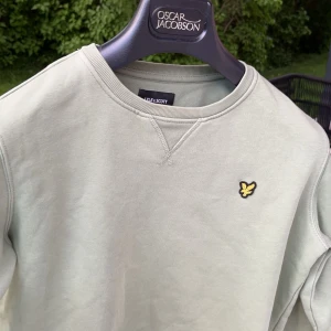 Grön Lyle and Scott tröja - En grön Lyle and Scott tröja som har växt ur mig, rekommenderas för 12/13 år gamla 👍🏻‼️ kontakta om du undrar något.