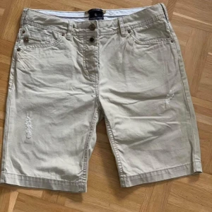 Shorts Maison Scotch  - Nyskick  Nyskick   Maison Scotch shorts i storlek 1 dvs S  85 cm i midjan. Lite kraftigare tyget ( Jeans) med snygga slitningar på framsidan. Använda Max 2 ggr. 