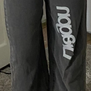 Jeans  - Skick som på bilden. Vid funderingar tveka inte på att höra av dig 💕☺️