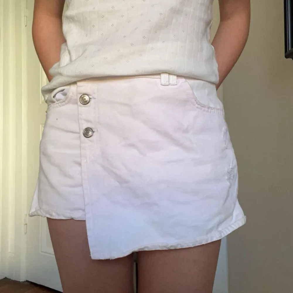 as snygga jeans shorts/kjol från Zara. i en ljus färg . Shorts.