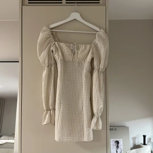 Beige klänning  - Säljer denna såå fina sommarklänningen💗 ej använd