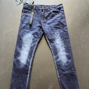 Dsquared2 Jeans - Oanvända. Storlek 48, men slimfit. Säljes billigt.
