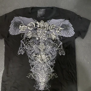 Affliction ahh T-shirt  - En sick tshirt som jag inte använder längre, den har rinestones i och är i storlek L