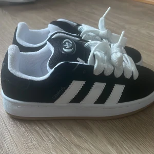 Adidas campus - Mörk gråa och Svarta campus som jag säljer. Det är inte original och de mörk gråa har endast använts fast bara några gånger och jag tvättar de innan de skickas. Bra kvalitet