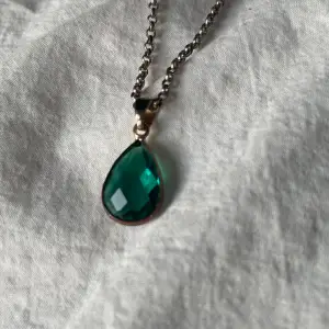 Super fint halsband med en ”emerald” i bra skick som ger mig lite Zelda vibes 💕 har extra pris på smycken ifall du köper i pack så skicka pm ifall du är intresserad ☺️