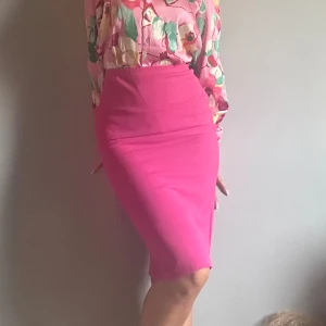 Mörkrosa midikjol från Shein i fint skick stl XS - Mörkrosa midikjol i fint skick stl XS