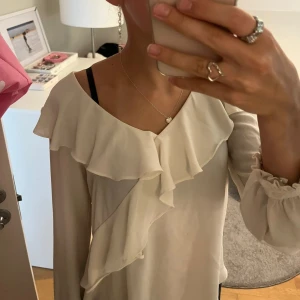 Volang blus beige  - Så fin beige blus med volanger ifrån zara!🫶🏼❤️