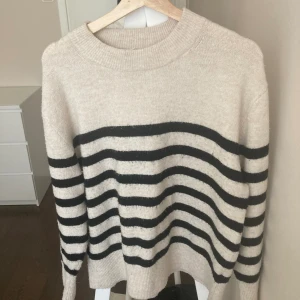 Tröja H&M - Jättesnygg tröja från H&M i storlek M. Har använts men i bra skick. Köparen står för frakten!💗