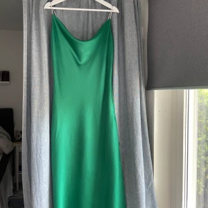 Grön satinklänning - Superfin grön satinklänning med slits och kristallaxelband. Köpt här på plick! Passade inte därför säljs den tyvärr vidare 💚 Kan mötas upp i Växjö & Kalmar